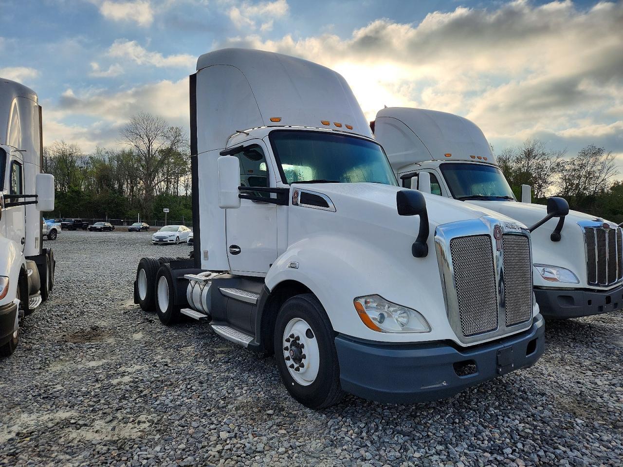 2017 Kenworth T680 Semi Truck