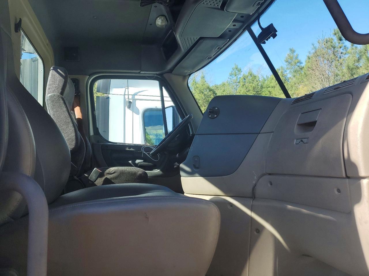 2016 Freightliner Cascadia 125 Semi Truck