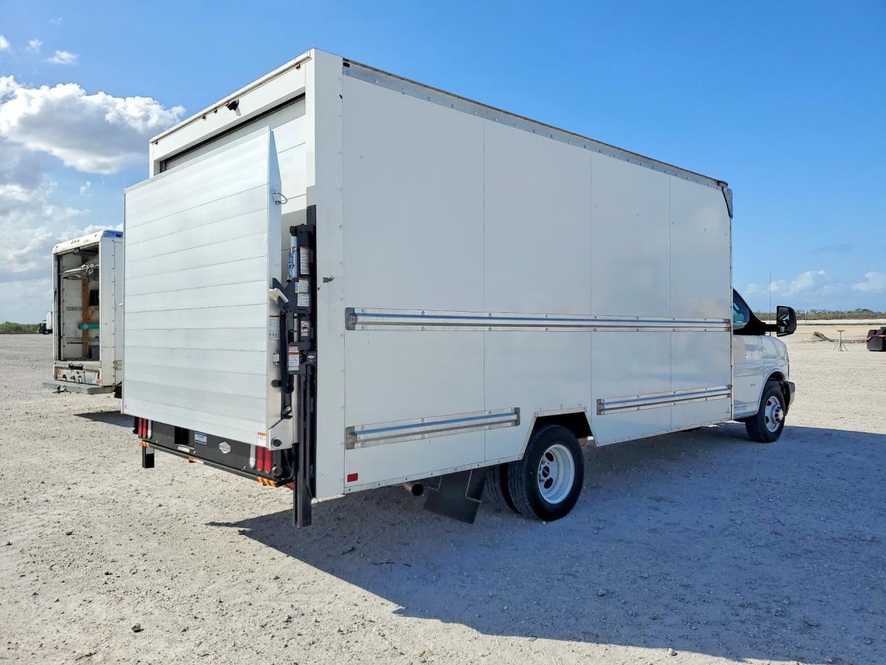 2020 GMC Savana BOX Truck