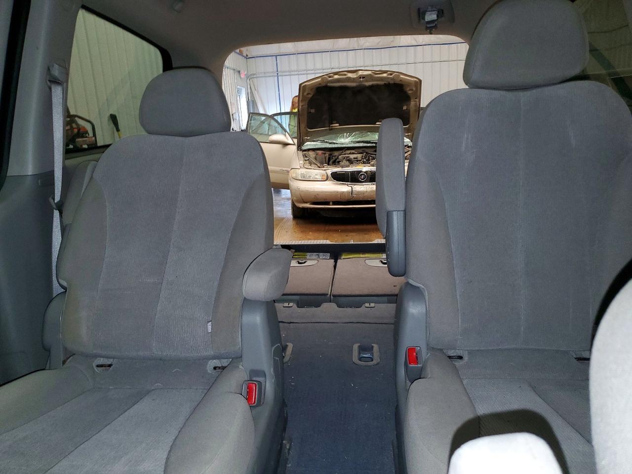 2011 KIA Sedona lx