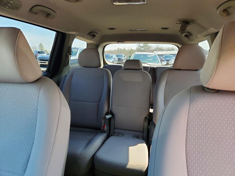 2016 KIA Sedona lx