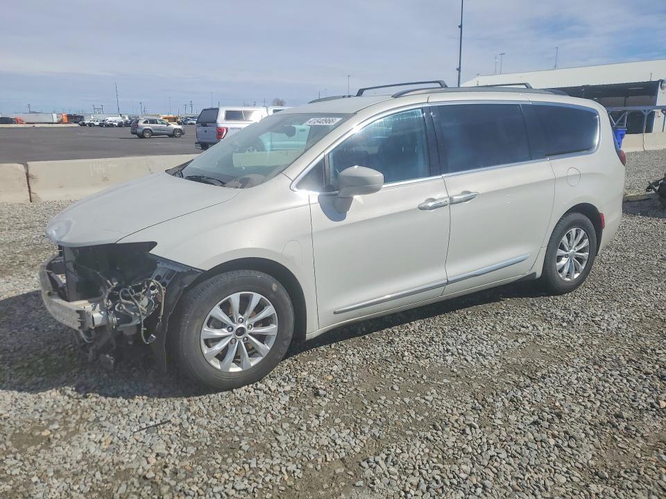 2017 Chrysler Pacifica Touring l