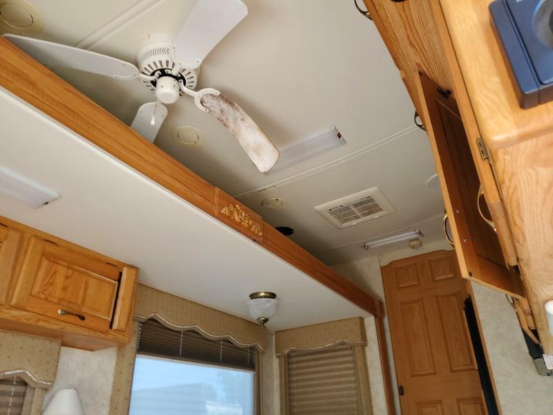 2006 Holiday Presidential Camper