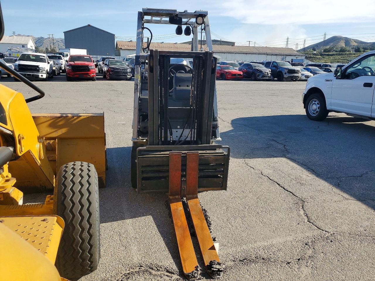 2015 Unicariers 2015 Niss Forklift