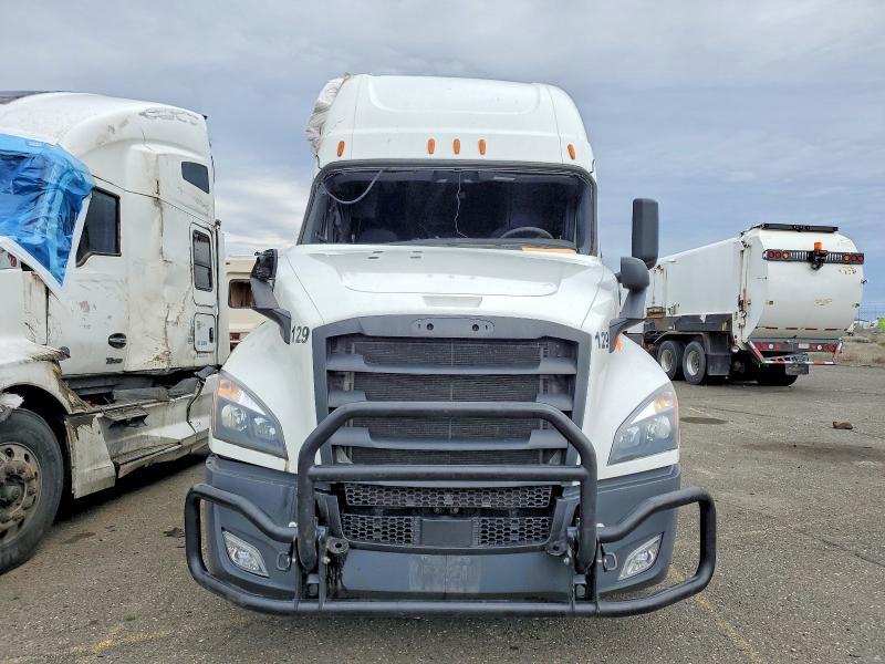 2020 Freightliner Cascadia 126