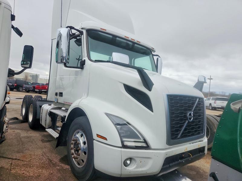2020 Volvo VNR Semi Truck