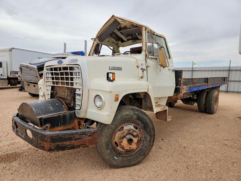 1987 Ford 1992 Ford F700 Flatbed Truck