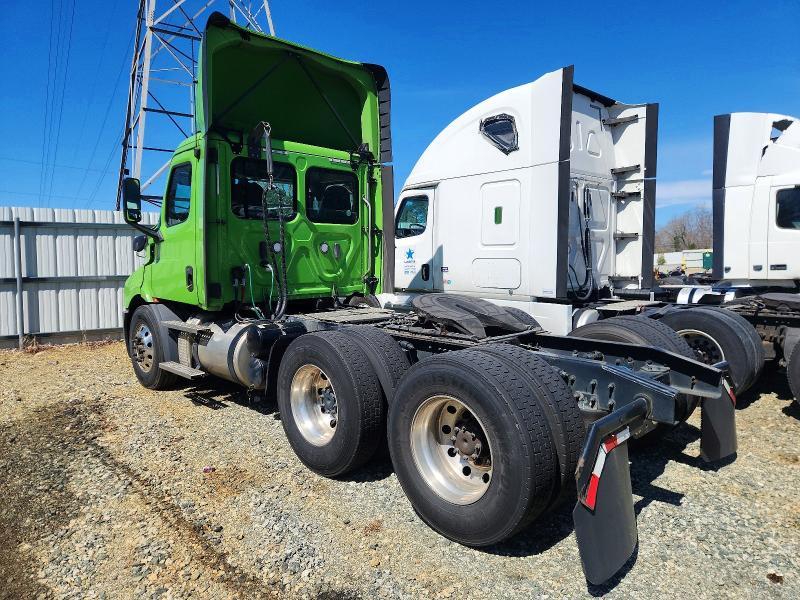 2020 Freightliner Cascadia 116 Semi Truck