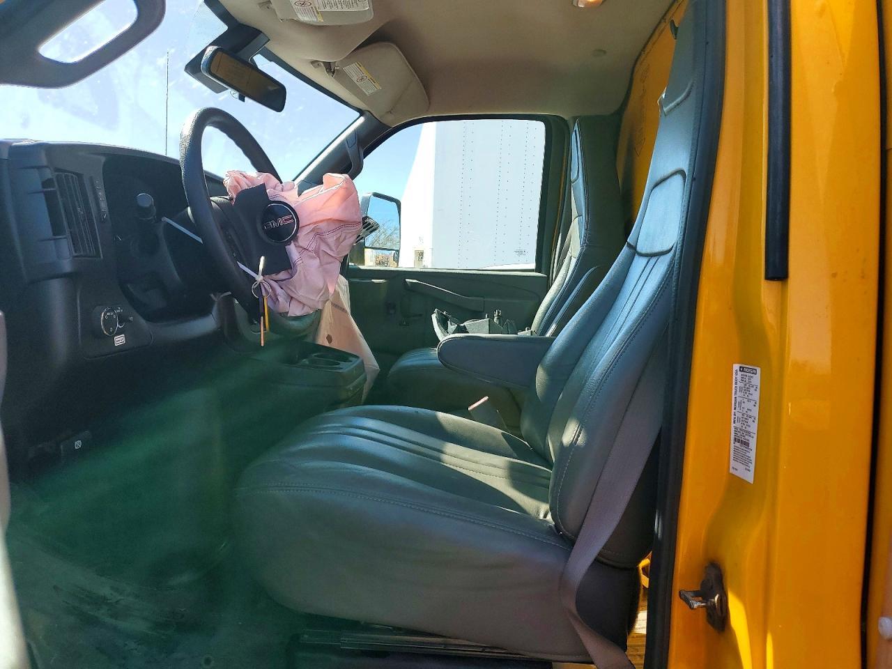2022 GMC Savana BOX Truck