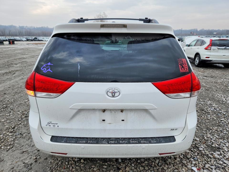 2014 Toyota Sienna xle 8-passenger