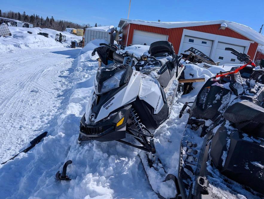 2015 Skidoo Expedition le 900 ace