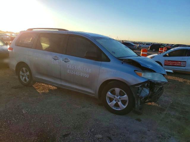 2014 Toyota Sienna le 8-passenger