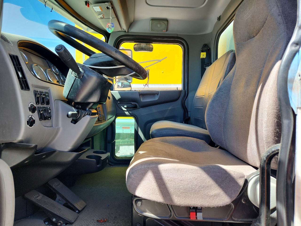 2020 Peterbilt 337 BOX Truck