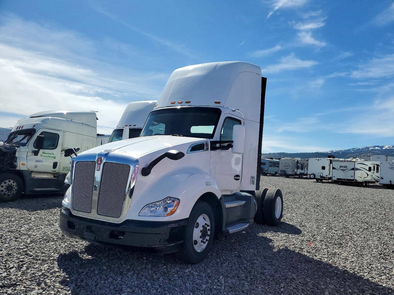 2016 Kenworth T680 Semi Truck