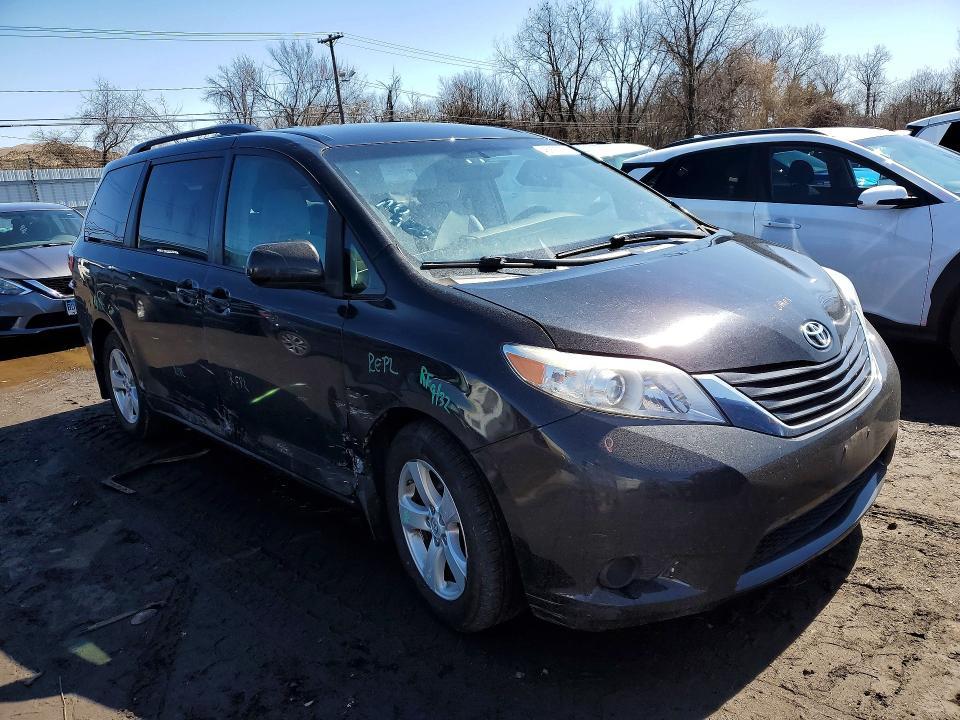 2017 Toyota Sienna le 8-passenger