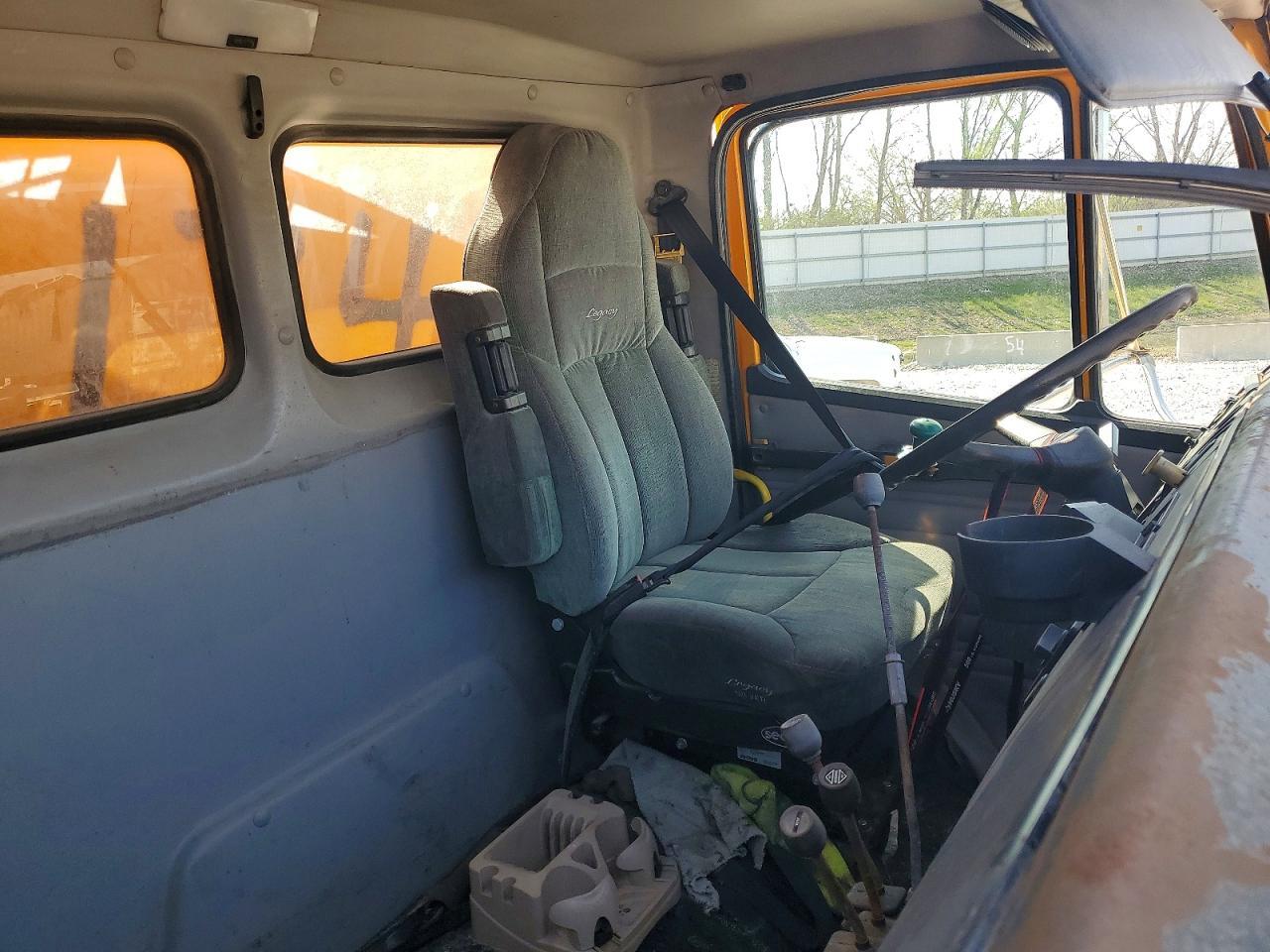 2000 Freightliner Medium Conventional FL70