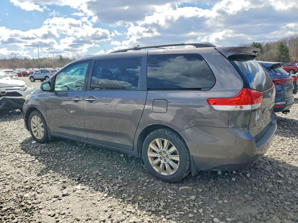 2013 Toyota Sienna xle 7-passenger