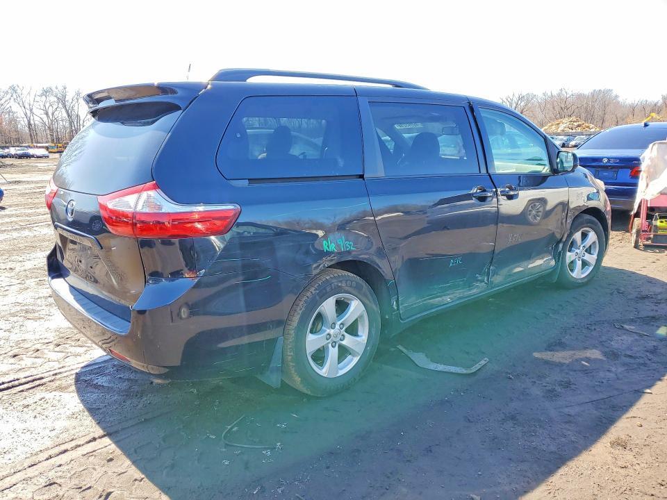 2017 Toyota Sienna le 8-passenger