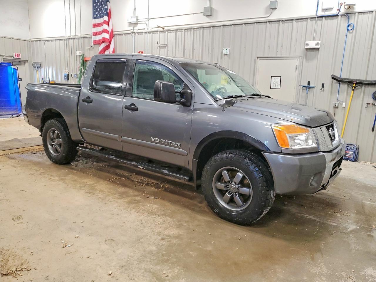 2014 Nissan Titan SV