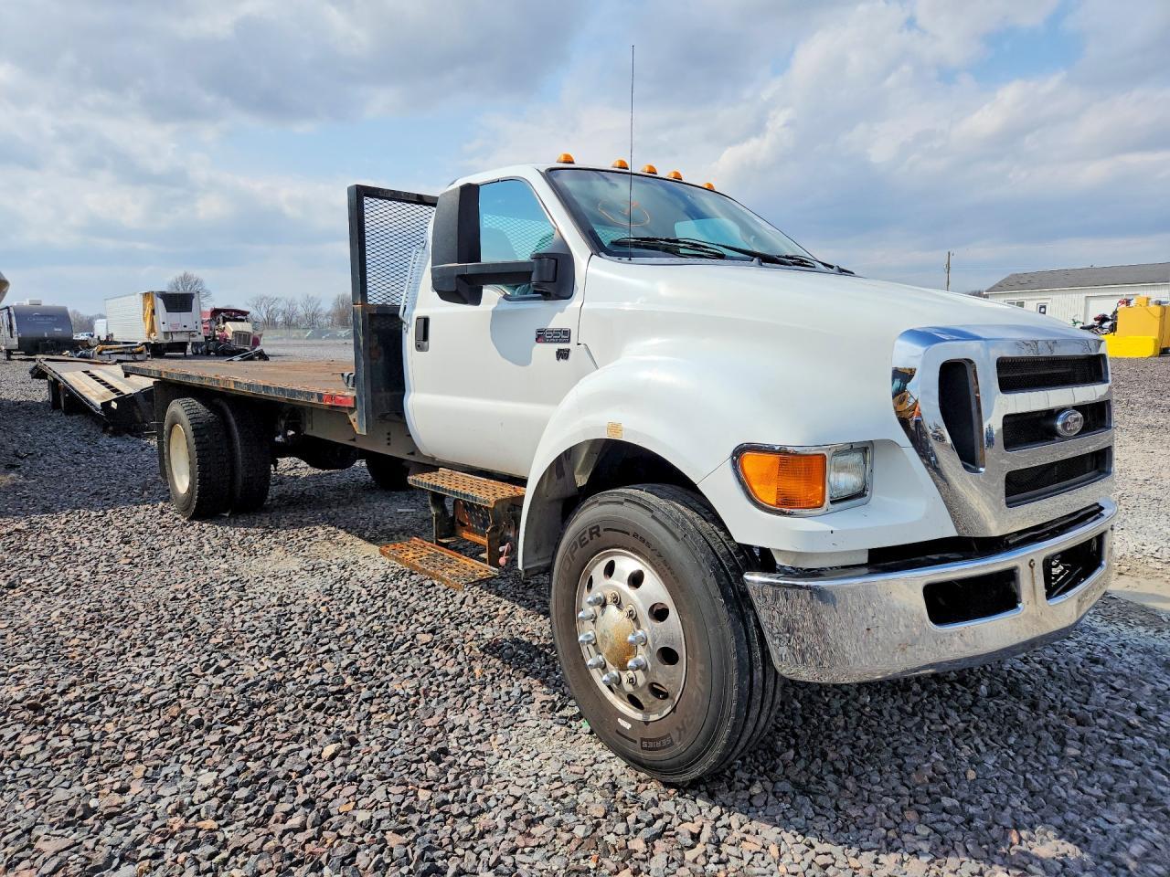 2015 Ford F650 Super Duty Flatbed Truck