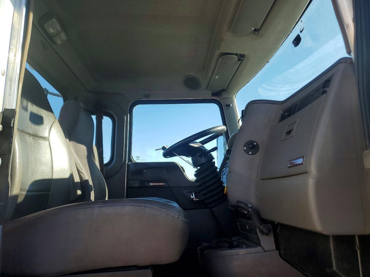 2015 Kenworth T300 Semi Truck