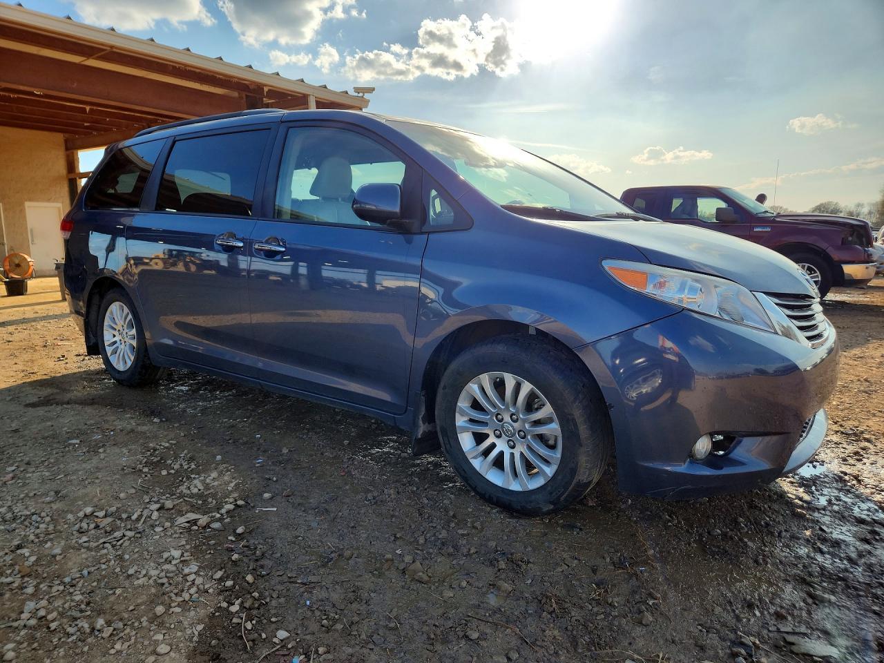 2014 Toyota Sienna xle 8-passenger