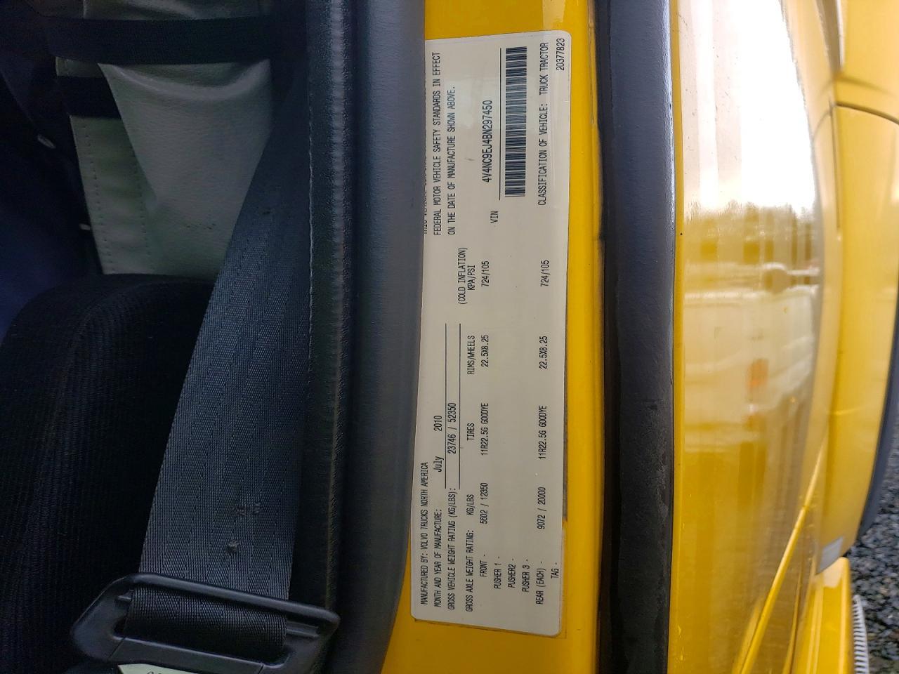 2011 Volvo VNL Semi Truck