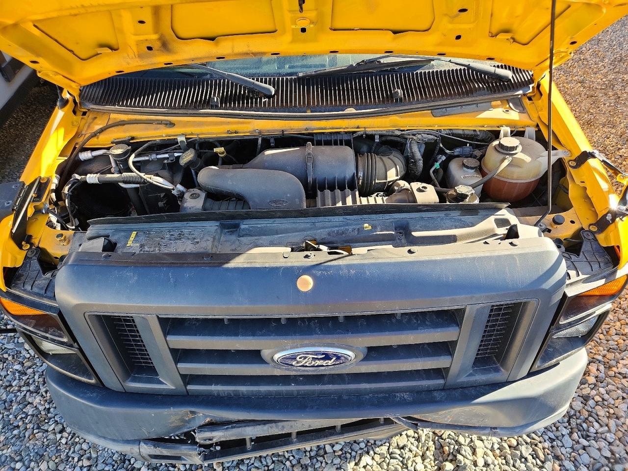 2015 Ford Econoline E450 Super Duty Cutaway Van