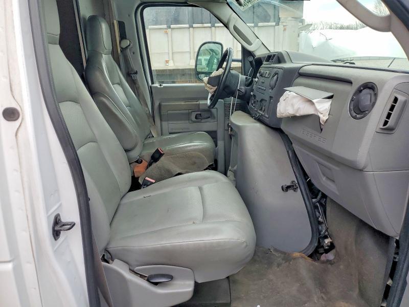 2014 Ford Econoline E350 Super Duty Cutaway Van