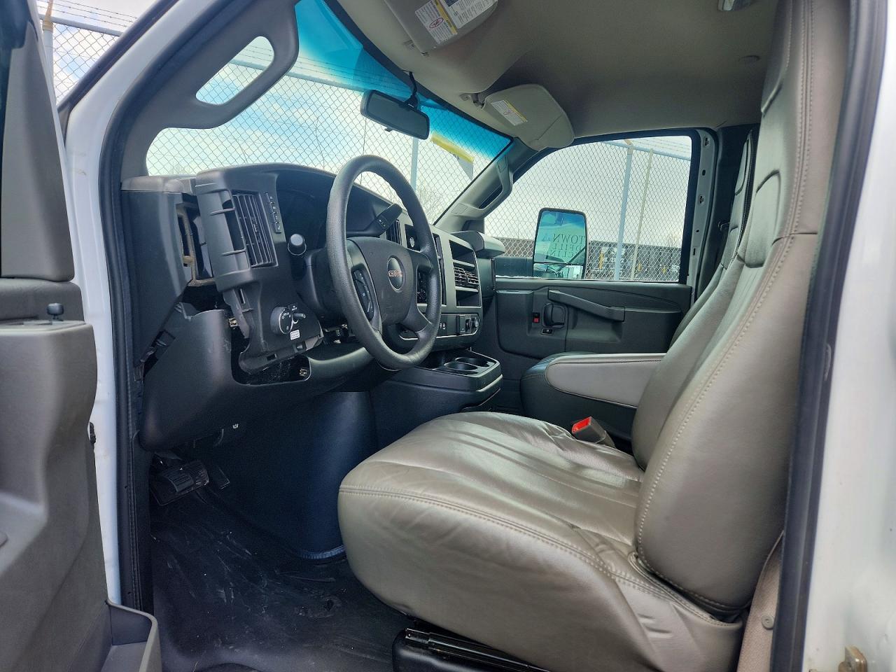 2022 GMC Savana BOX Truck