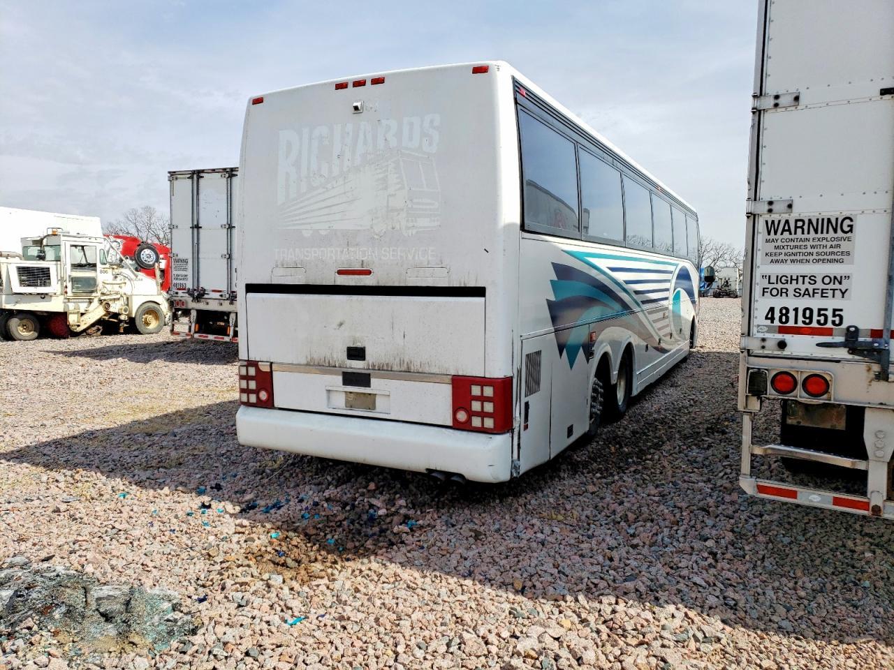 2003 Vnhl T2100-Coach Bus