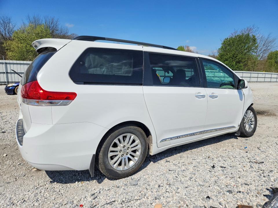 2011 Toyota Sienna xle 8-passenger