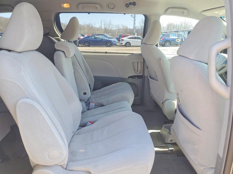 2012 Toyota Sienna le 8-passenger