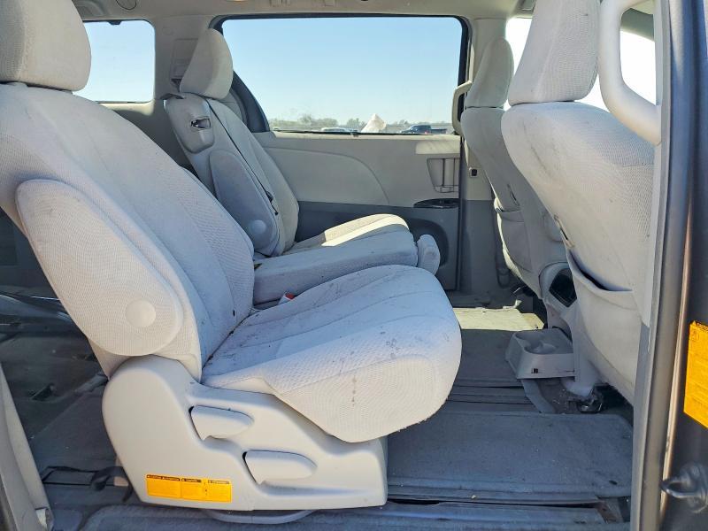2012 Toyota Sienna le 8-passenger