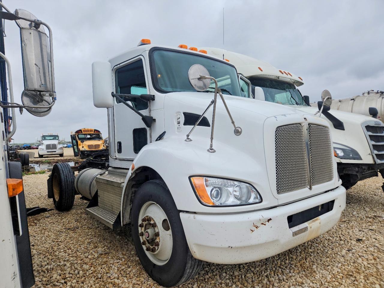 2015 Kenworth T300 Semi Truck