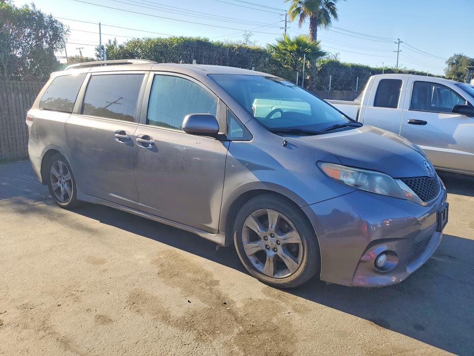 2011 Toyota Sienna se 8-passenger