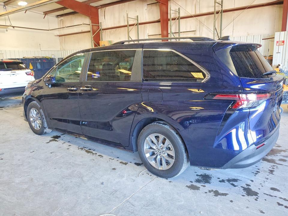 2025 Toyota Sienna xle 8-passenger