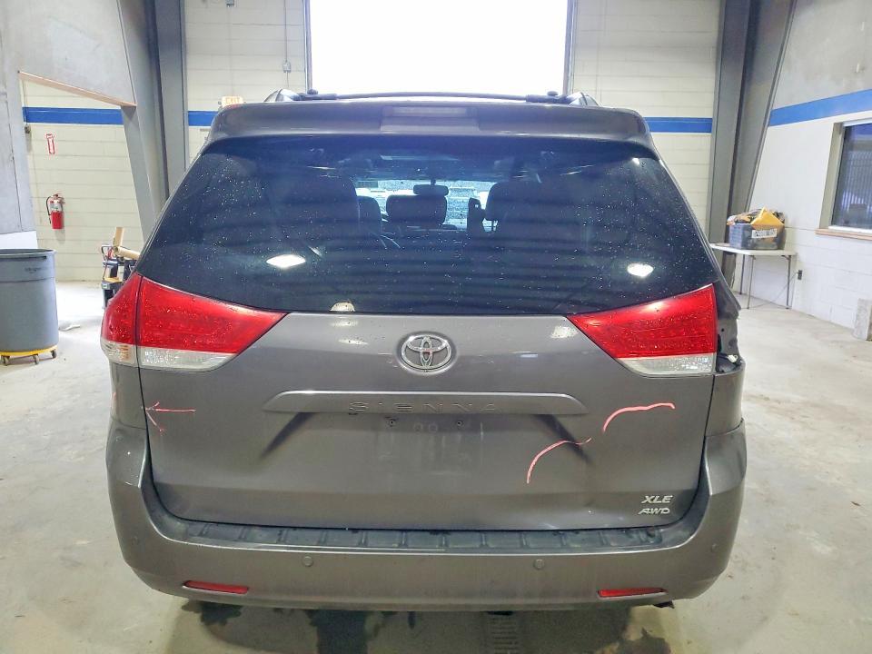 2014 Toyota Sienna xle 7-passenger