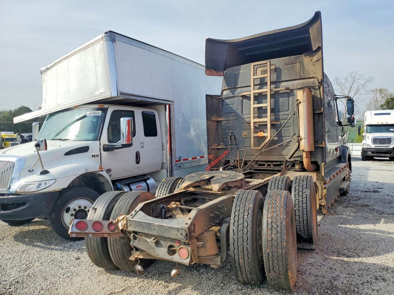1998 Volv O VN Semi Truck