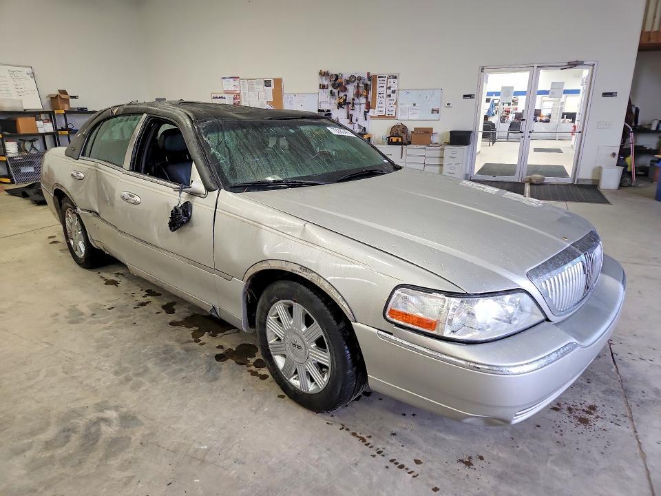 2005 Lincoln Town car Signature Limited