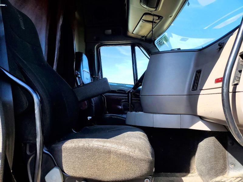 2011 Kenworth T700 Semi Truck