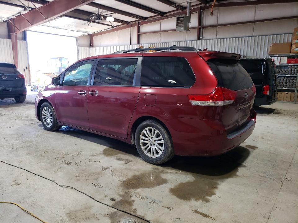 2012 Toyota Sienna xle 8-passenger