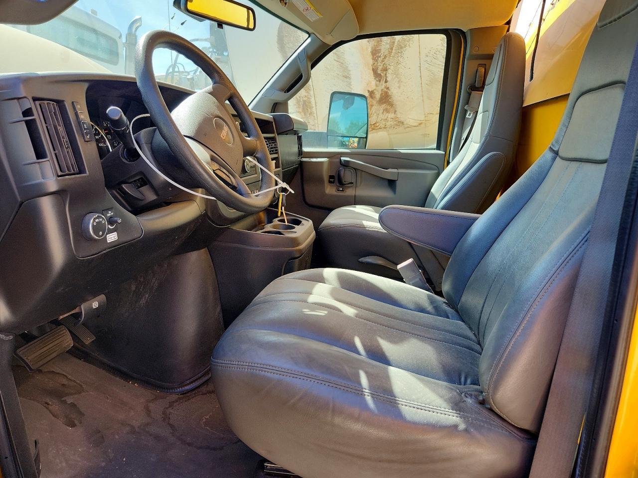 2022 GMC Savana BOX Truck
