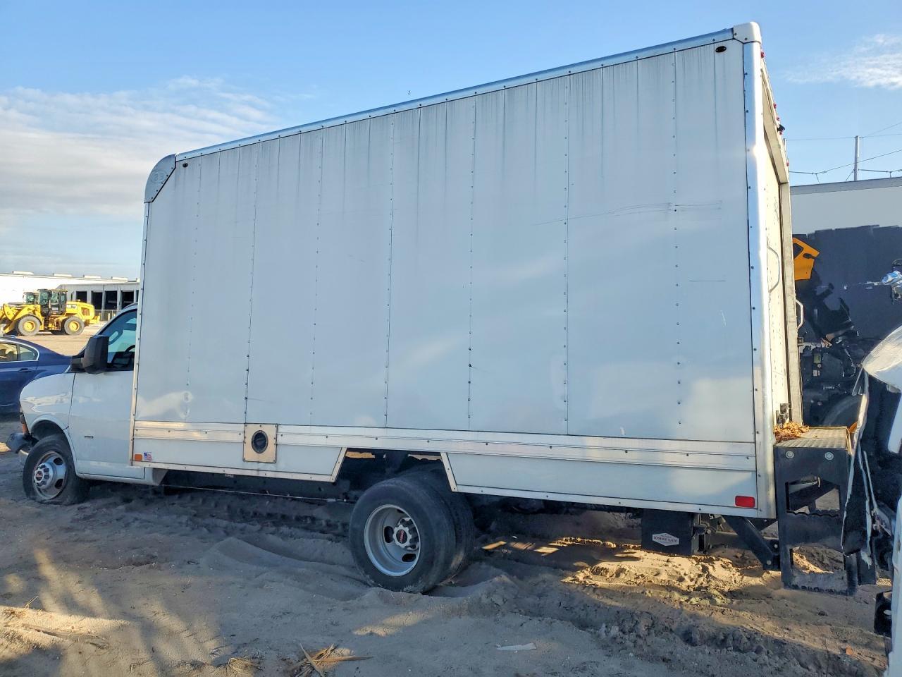 2022 GMC Savana BOX Truck