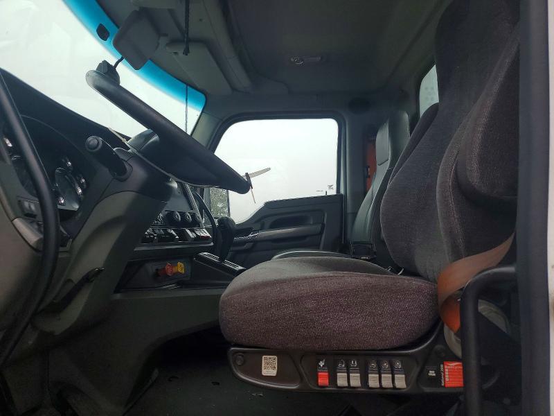 2014 Kenworth T680 Semi Truck