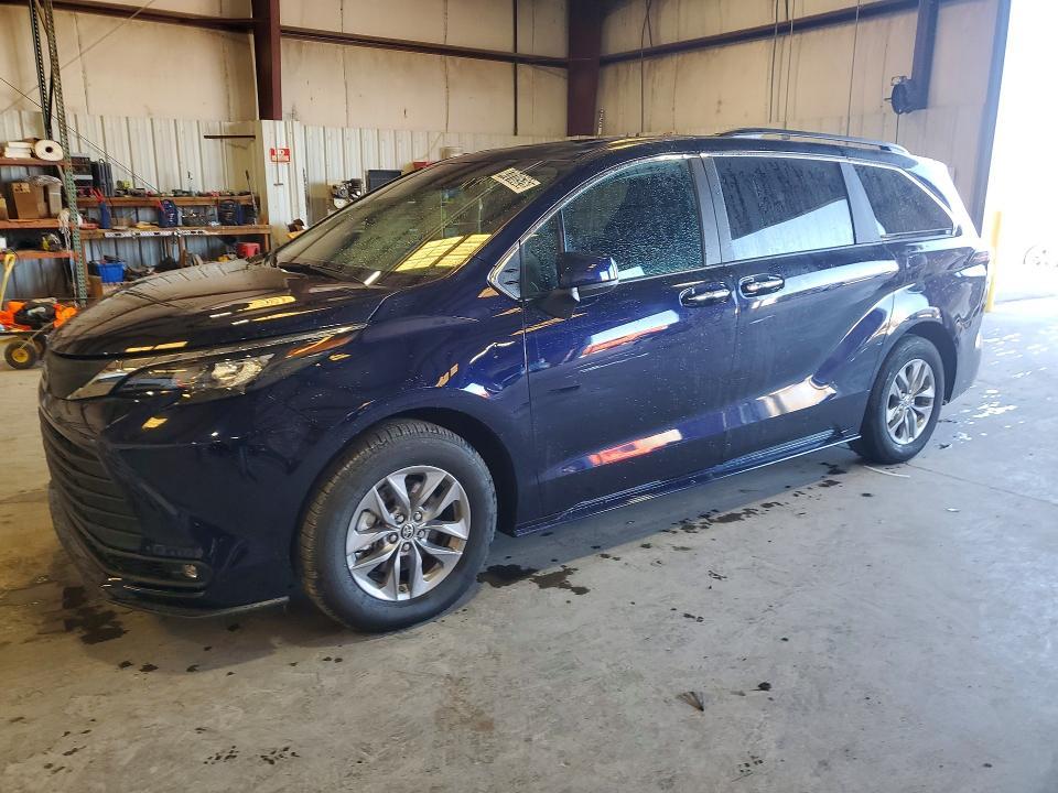 2025 Toyota Sienna xle 8-passenger