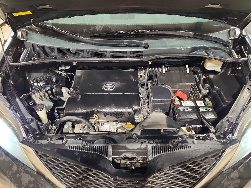 2011 Toyota Sienna se 8-passenger