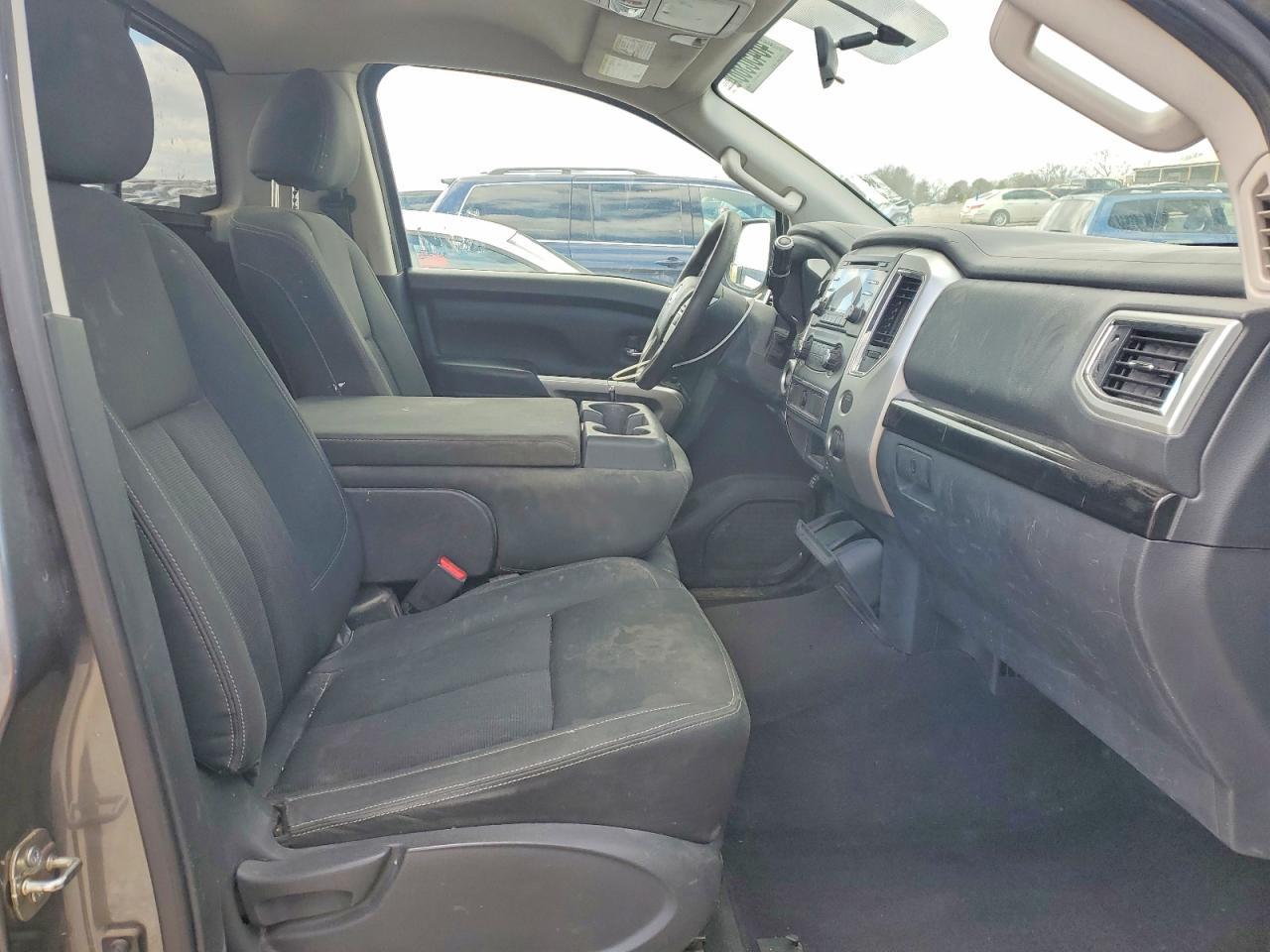 2017 Nissan Titan SV