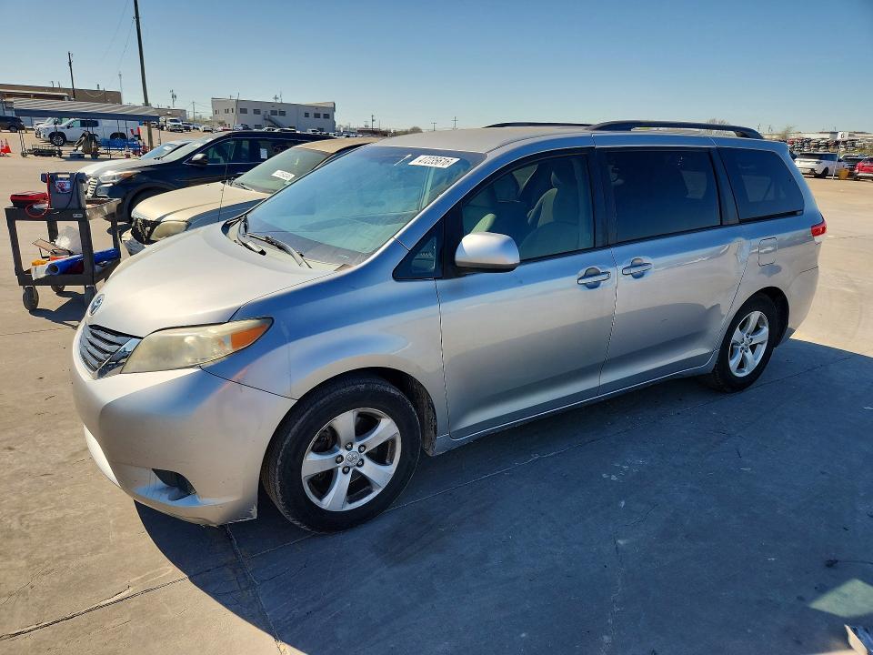 2012 Toyota Sienna le 8-passenger