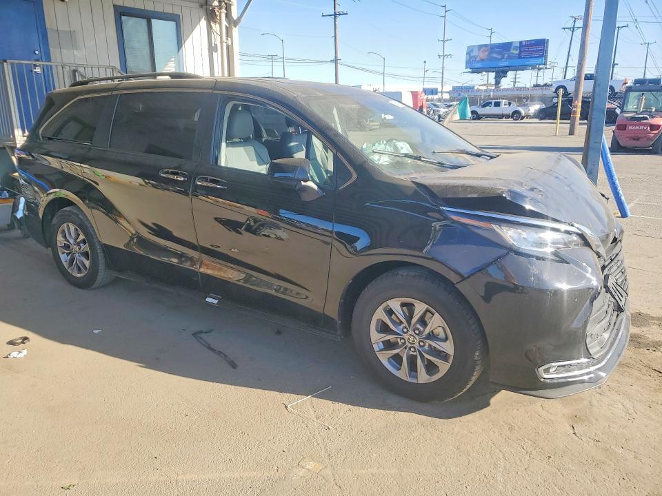 2023 Toyota Sienna xle 8-passenger